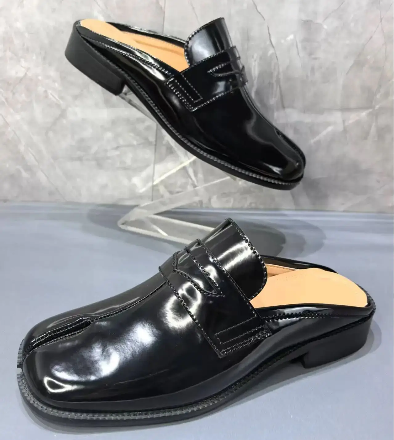 スプリットトゥタビメンズスリッパ縫製ブラックパテントレザーサ - Men'S Shoes With Toes のレビューと価格