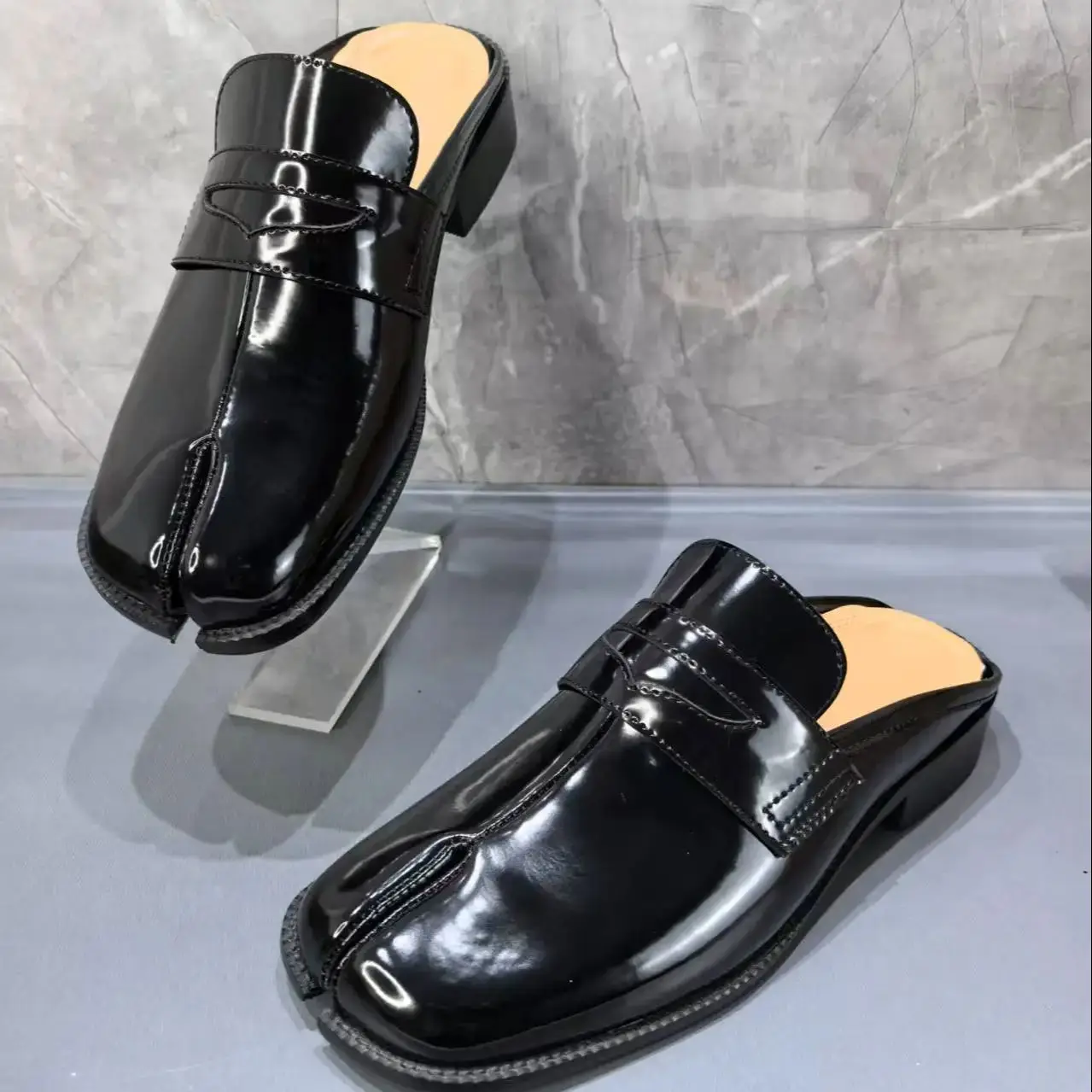 スプリットトゥタビメンズスリッパ縫製ブラックパテントレザーサ - Men'S Shoes With Toes のレビューと価格