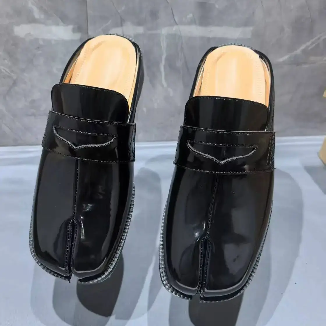 スプリットトゥタビメンズスリッパ縫製ブラックパテントレザーサ - Men'S Shoes With Toes のレビューと価格