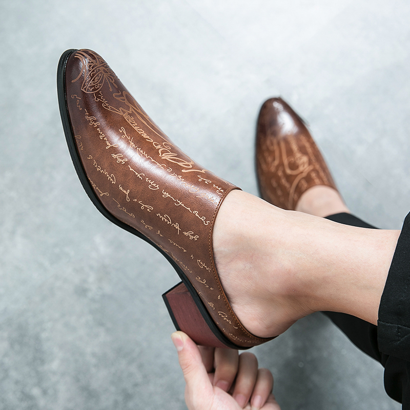 メンズブラウンレザーミュールスリッパレトロレタープリントポイ - Men'S Shoes With Toes のレビューと価格